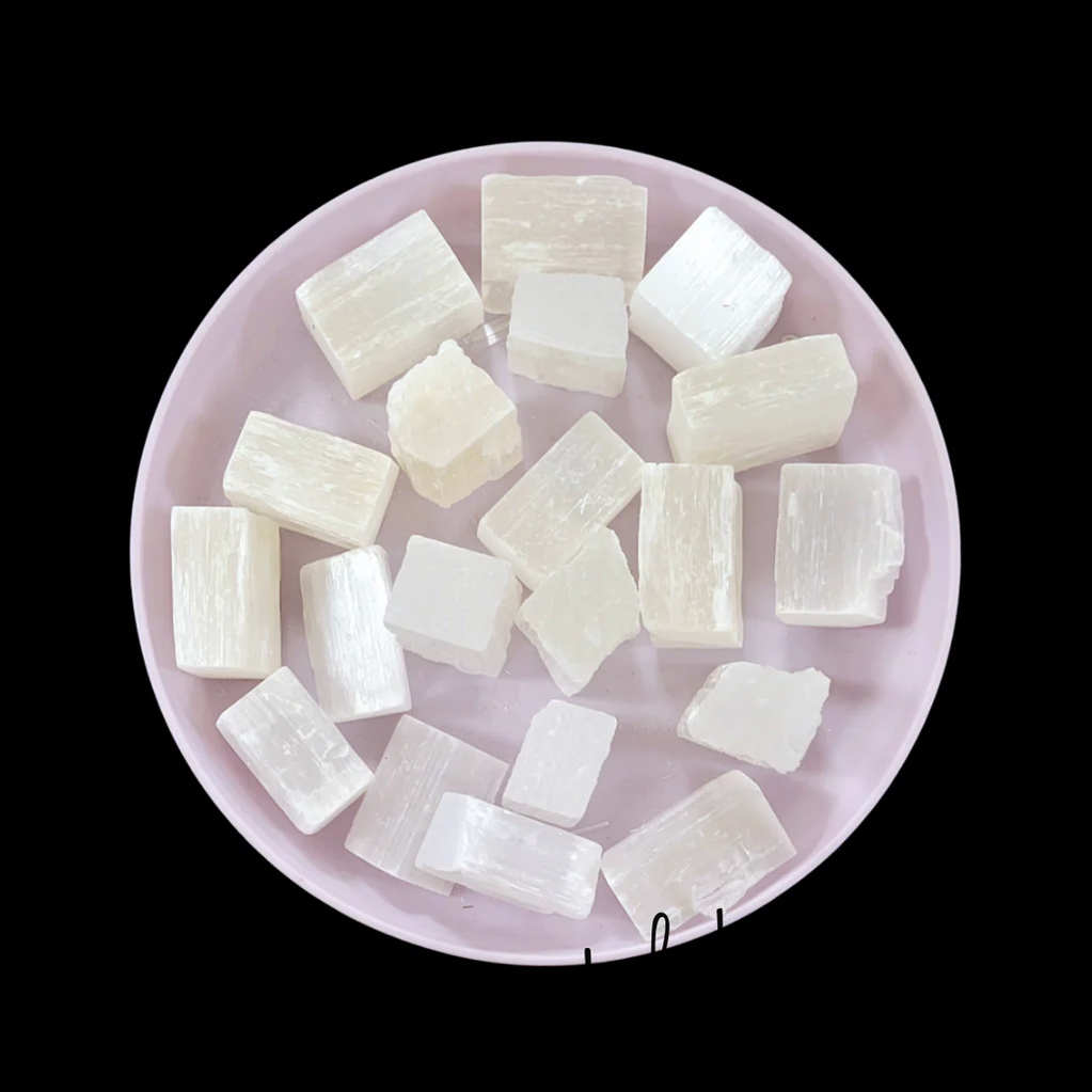 Ακατέργαστος Λευκός Σεληνίτης (40–55γρ) – Καθαρότητα, Γαλήνη &Ενεργειακή Προστασία-Lotus Crystal
