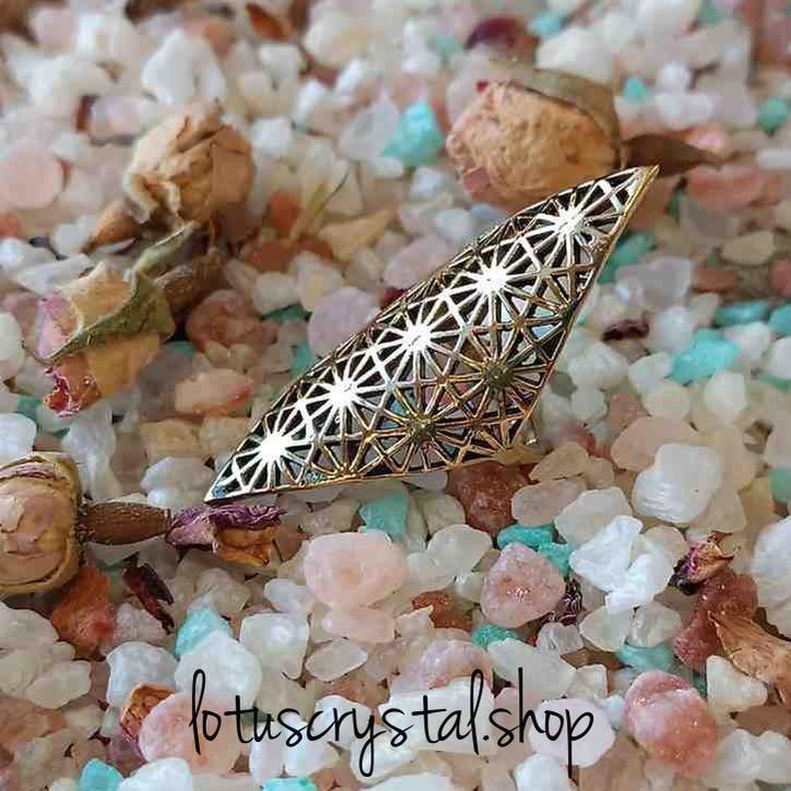 Δαχτυλίδι από Ορείχαλκο με Γεωμετρικό Μοτίβο Ρόμβου-Lotus Crystal