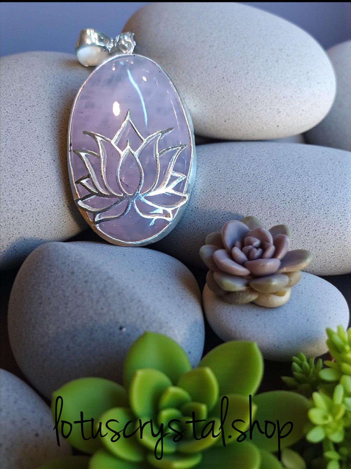 Χειροποίητο Ασημένιο Μενταγιόν Ροζ Χαλαζία με Σχέδιο Λωτού Οβάλ-Lotus Crystal