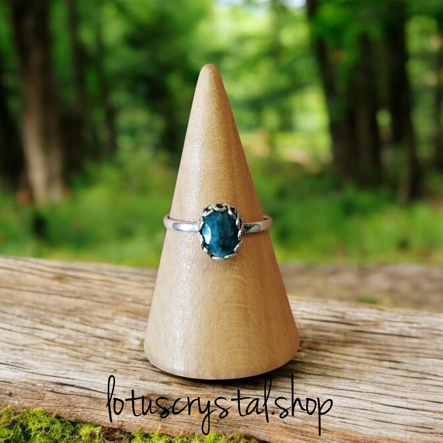 Χειροποίητο Ασημένιο Δαχτυλίδι με Σμαράγδι-Lotus Crystal