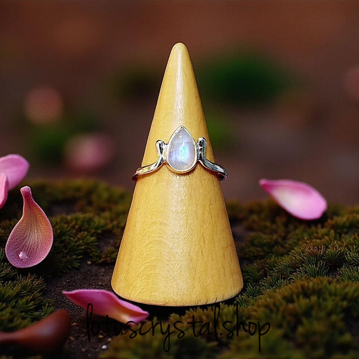 Χειροποίητο Ασημένιο Δαχτυλίδι με Φεγγαρόπετρα-Lotus Crystal