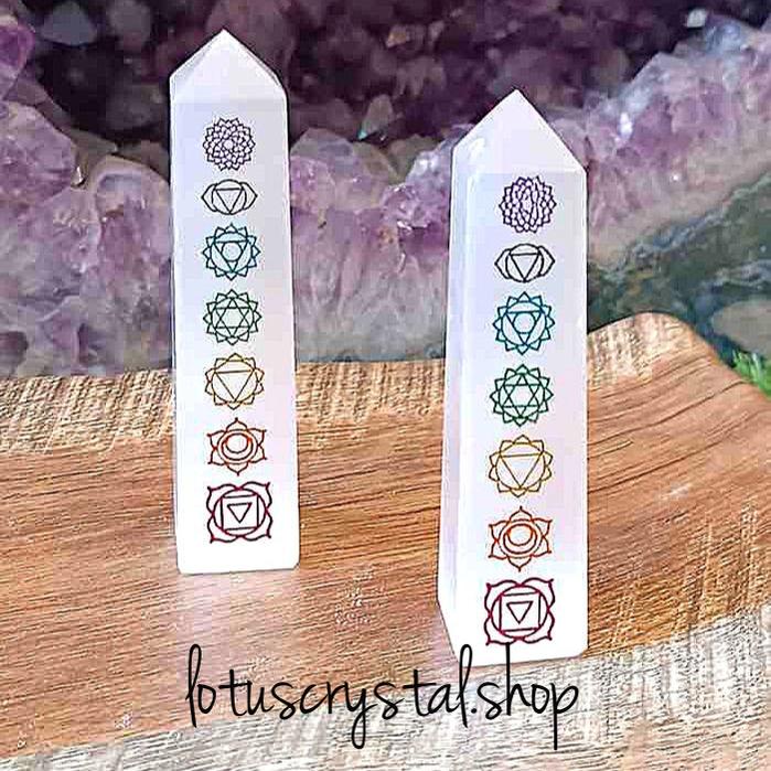 Πύργος Σεληνίτη με Σύμβολα Τσάκρα – Ιδανικός για Ενεργειακή Εναρμόνιση & Καθαρισμό-Lotus Crystal