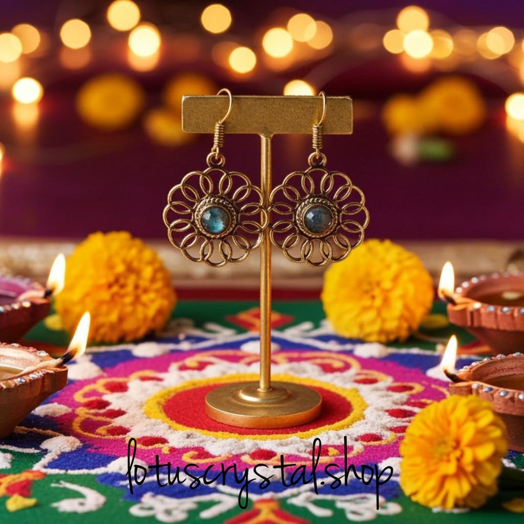 Χειροποίητα Σκουλαρίκια από Ορείχαλκο με Λαβραδορίτη – Σχέδιο Μαργαρίτα-Lotus Crystal